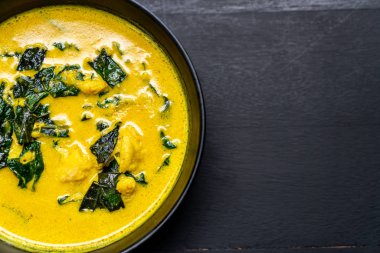 Tay çorbası ile Yengeç ve Hindistan cevizi sütü - Tay gıda tarzı köri