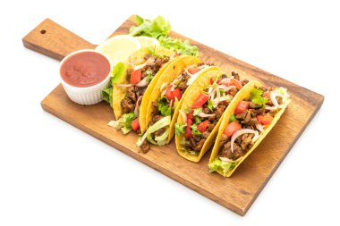 et ve beyaz arka plan üzerinde - Meksika yemeği stil izole sebze ile tacos