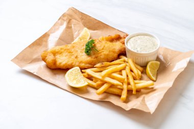 Balık ve patates kızartması. Sağlıksız yiyecekler.