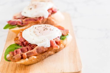 yumurta benedict ahşap tahta üzerinde