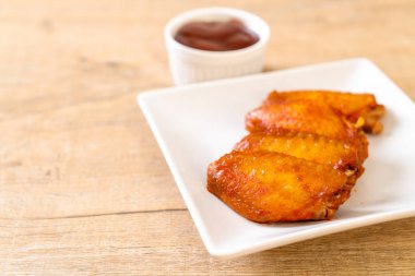 Barbekü tavuk kanadı sosu ile