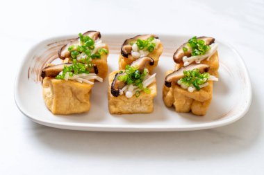 Shitake Mantarlı ızgara Tofu ve Altın İğne Mantarı - sağlıklı, vejetaryen veya vejetaryen yemek tarzı