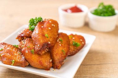 Beyaz susamlı ızgara tavuk kanadı.