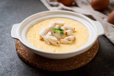 Çiğ yengeçli haşlanmış yumurta.