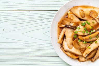 İstiridye soslu kızarmış kral istiridye mantarı. Sağlıklı, vejetaryen ya da vejetaryen yemek tarzı.