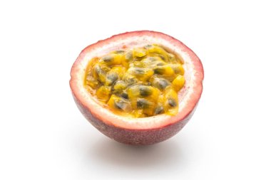 Beyaz arkaplanda taze tutku meyvesi izole