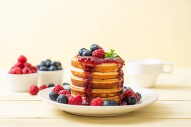 Taze ahududu ve yabanmersinli gözleme.