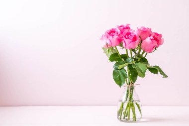 kopya alanı ahşap zemin üzerine vazo içinde pembe Gül