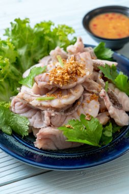 Soslu ve sebzeli haşlanmış balık sosu.