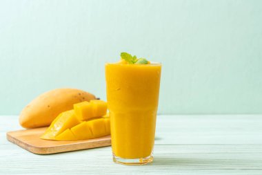 taze mango smoothies - sağlıklı yiyecek ve içecek konsepti