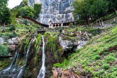 St. Beatus mağara ve şelaleler Thunersee, Sundlauenen İsviçre yukarıda.