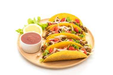 et ve beyaz arka plan üzerinde - Meksika yemeği stil izole sebze ile tacos