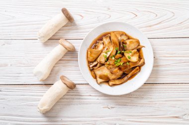 İstiridye soslu kızarmış kral istiridye mantarı. Sağlıklı, vejetaryen ya da vejetaryen yemek tarzı.