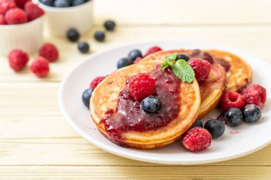 Taze ahududu ve yabanmersinli gözleme.