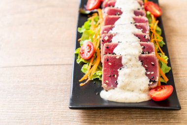 Sebze salatası ve soslu taze ton balığı. Sağlıklı yiyecek.