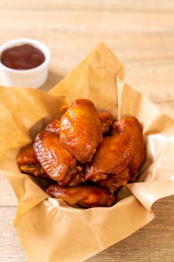 Barbekü tavuk kanadı sosu ile