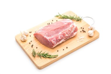 Beyaz arka planda izole edilmiş taze domuz filetosu.