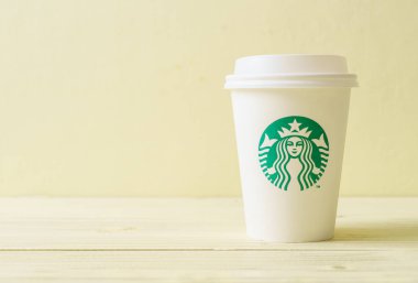 Bangkok, Tayland - 5 Haziran 2018: Beyaz kahve fincanı Starbucks logosu üzerinde tahta arka plan ile. Starbucks dünyanın en büyük kahve evi 61 ülke içinde 20.000'den fazla mağaza ile mi.