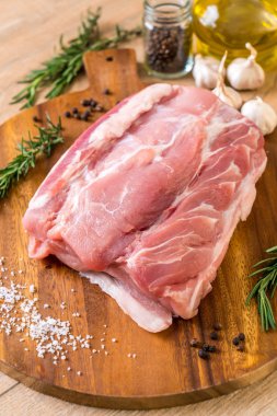 taze domuz ham filetosu ahşap tahta üzerinde