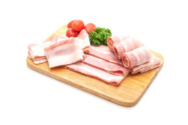 Dilimlenmiş domuz pastırması beyaz arka planda izole edilmiş.