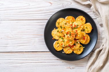 Sahanda yumurta yumuşak tofu sarımsak - sağlıklı, vegan ve sebze gıda tarzı