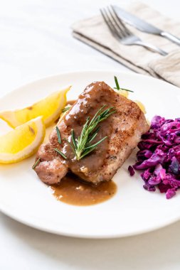 kırmızı lahana ve patates püresi beyaz plaka üzerinde domuz eti biftek