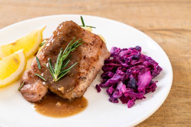 kırmızı lahana ve patates püresi beyaz plaka üzerinde domuz eti biftek