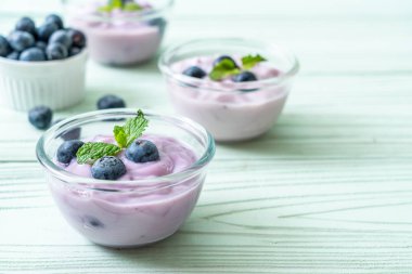 Taze yaban mersinli ev yapımı yoğurt