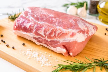 taze domuz ham filetosu ahşap tahta üzerinde