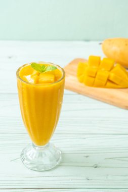 taze mango smoothies - sağlıklı yiyecek ve içecek konsepti