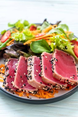 Taze ton balığı ve sebze salatası. Sağlıklı yemek.