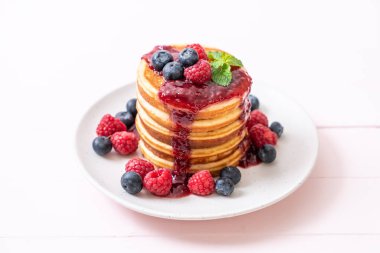 Taze ahududu ve yabanmersinli gözleme.