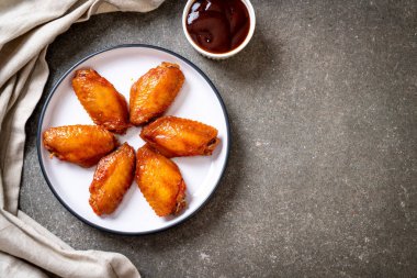 Barbekü tavuk kanadı sosu ile