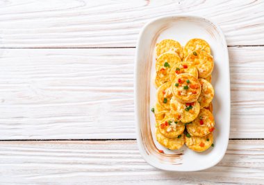 Sahanda yumurta yumuşak tofu sarımsak - sağlıklı, vegan ve sebze gıda tarzı