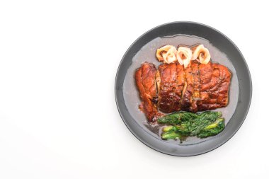 Kızarmış ördek beyaz arka planda izole edilmiş.