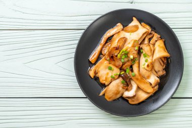 İstiridye soslu kızarmış kral istiridye mantarı. Sağlıklı, vejetaryen ya da vejetaryen yemek tarzı.