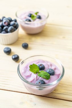 Taze yaban mersinli ev yapımı yoğurt