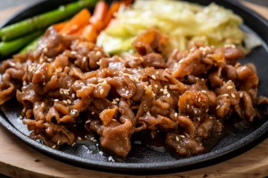 sıcak plaka - Asya tarzı domuz biftek dilimlenmiş