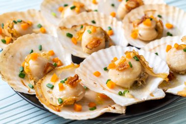 Kızarmış deniz tarağı, tereyağı ve sarımsak.