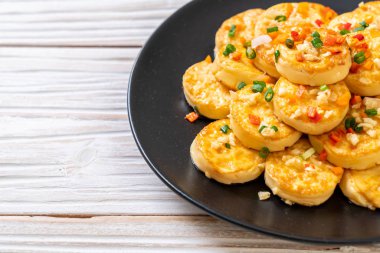 Sahanda yumurta yumuşak tofu sarımsak - sağlıklı, vegan ve sebze gıda tarzı