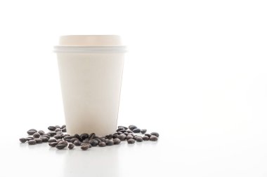 Kağıt bardak beyaz arka plan üzerinde izole paket servisi olan restoran kahve