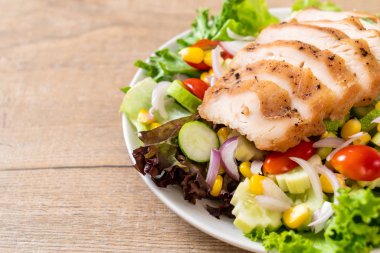 Tavuk göğsü - sağlıklı gıda tarzı ile sağlıklı salata kasesi