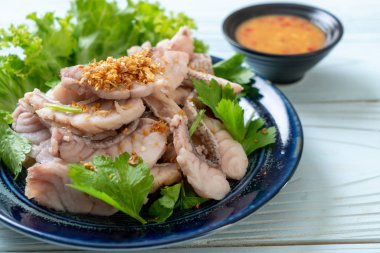 Soslu ve sebzeli haşlanmış balık sosu.