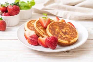 taze çilek ile sufle gözleme