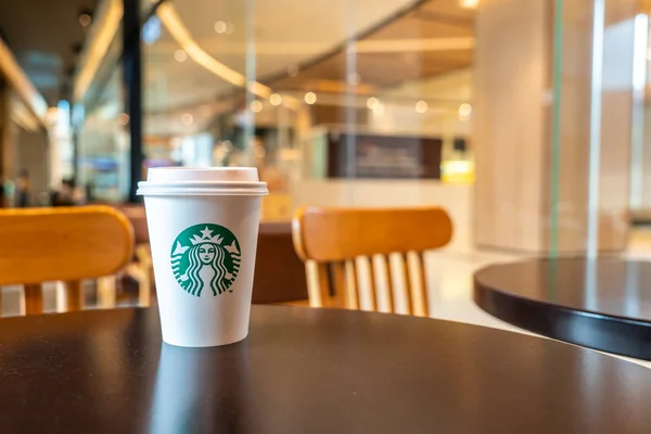 Bangkok Tailandia Junio 2018 Starbucks Café Caliente Con Soporte Sobre — Foto de Stock