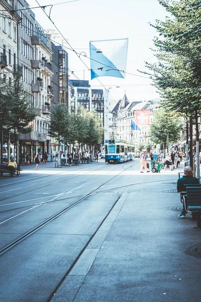 Zurich Svizzera Agosto 2018 Tram Attraversa Centro Bahnhofstrasse Mentre Gente — Foto Stock