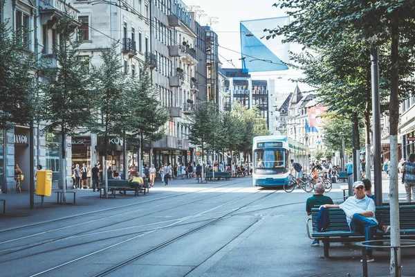 Zurich Svizzera Agosto 2018 Tram Attraversa Centro Bahnhofstrasse Mentre Gente — Foto Stock