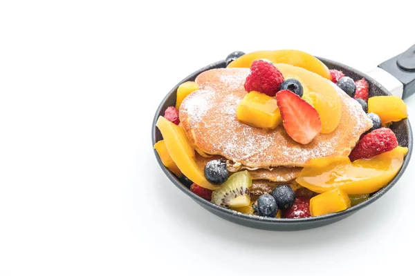 Pannkaka Med Mix Frukter Jordgubb Blåbär Hallon Mango Kiwi Vit — Stockfoto