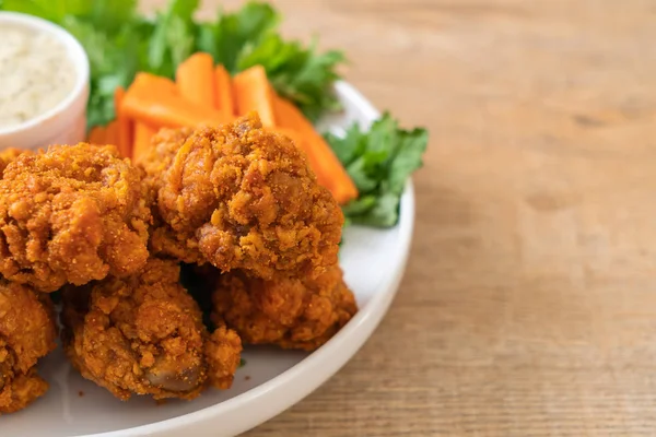 Goreng Sayap Ayam Pedas Dengan Sayuran — Stok Foto