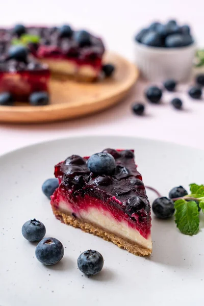 Kue Keju Blueberry Buatan Sendiri Dengan Latar Belakang Kayu — Stok Foto